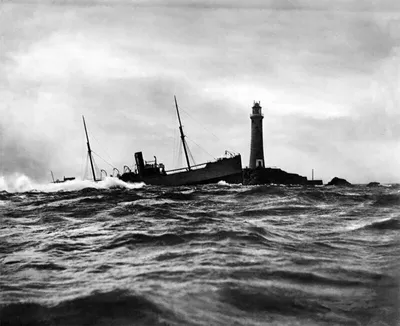 Старинные фото тонущих кораблей, которые снимала британская семья