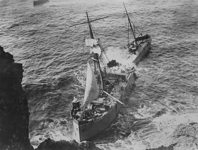 Старинные фото тонущих кораблей, которые снимала британская семья