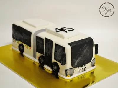 Львовская кондитерка удивила тортом в виде автобуса №61: фото