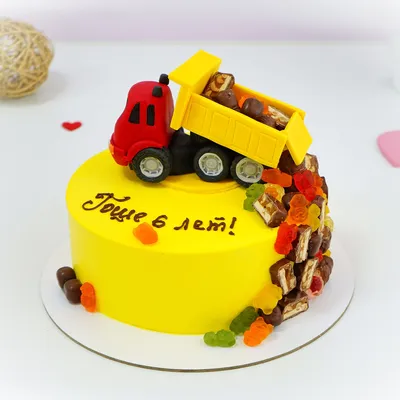 Торт на день рождения с грузовиком. Купить торт с фигуркой грузовика и  конфетами в Москве