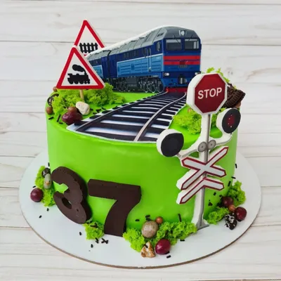 Торт в виде вагона Сапсан для железнодорожника