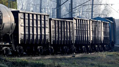 товарный поезд с белым гравием Стоковое Изображение - изображение  насчитывающей железнодорожный, товары: 223070249