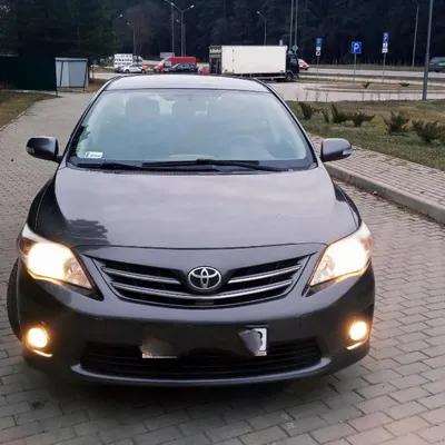 Серебристый Toyota Corolla 2011 года с пробегом по цене 620 000 руб. в  Новосибирске