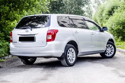 Серебристый Toyota Corolla Fielder 2018 года с пробегом по цене 1 170 000  руб. в Новосибирске