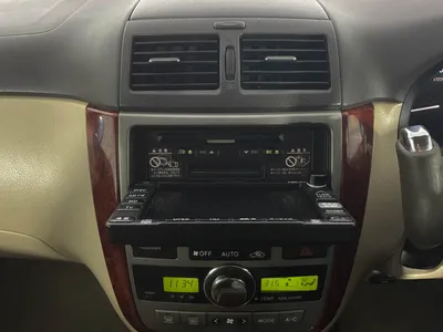 Задний вид Toyota Ipsum последнего поколения в серебристом цвете – Стоковое  редакционное фото © AleksandrKondratov #251573406
