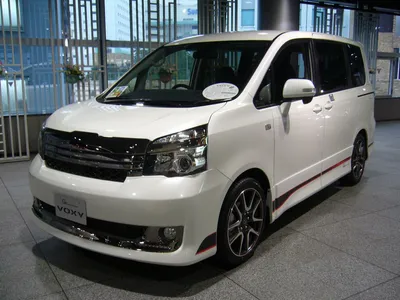 Toyota Noah 2014 MPV 7 Сидений. Топ Продаем В Азии. Фотография, картинки,  изображения и сток-фотография без роялти. Image 27000665