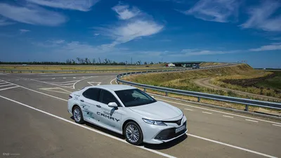 Оптимальный объём: тест Toyota Camry читать, обзор, тест, комплектации,  характеристики авто, фото, цены в России на сайте Carsweek
