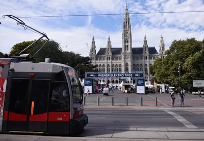 Почему трамваи звенят, а не бибикают | Пикабу