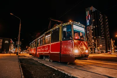 Конец цвета: в Перми трамвай-кафе перекрасят из темно-коричневого в  красно-желтый цвет