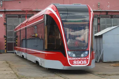 Новый трамвай «Витязь-М» разгрузили на проспекте Стачек
