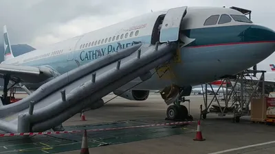 В Шереметьево самолет с пассажирами на борту столкнулся с трапом — РБК