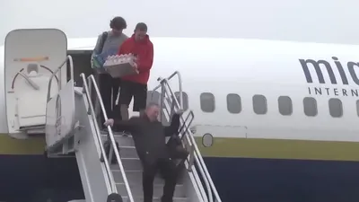 Член делегации Байдена упал с трапа самолёта после прибытия в Польшу (видео)