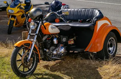Фотография трехколесного мотоцикла в дорожной пробке.