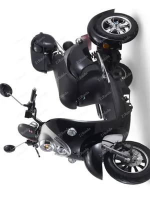 Уникальный дизайн трехколесного мотоцикла на серпантине.