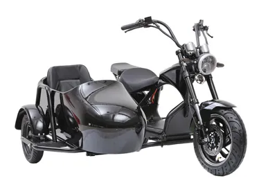 Экстравагантный дизайн трехколесного мотоцикла на асфальте.