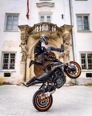 Высота и дерзость: мотоциклисты прыгают через препятствия