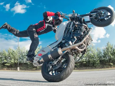 Бесподобные рекорды мотоциклистов: захватывающий мир трюков