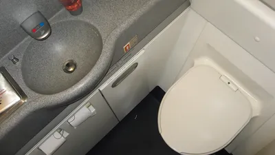 Как пользоваться туалетом в самолёте