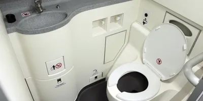 Туалет в самолете стоковое фото. изображение насчитывающей самолет -  121999342