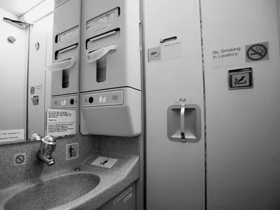 Just Travel - Туалет в самолете, в котором есть иллюминатор. Вот это я  понимаю новый уровень комфорта 👌🏻 | Facebook