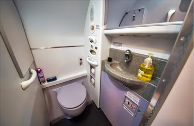 Как устроен туалет в самолете...