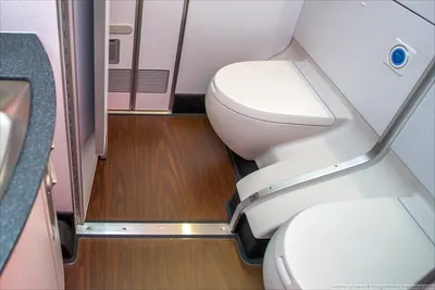 Туалет со сливом в туалете в самолете Стоковое Изображение - изображение  насчитывающей оборудование, перевозка: 203849111