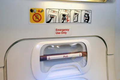 Интересное сочетание табличек о курении в самолёте | Пикабу