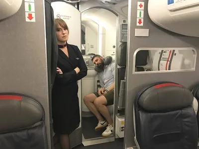Ребенок в самолете испражнился в сумку матери вместо туалета |  Туристические новости от Турпрома