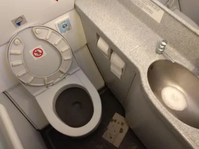 Как работает туалет в самолете: объясняет специалист