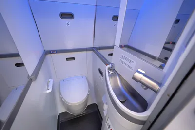 Туалет в самолете Airbus A319 авиакомпании Czech Airlines. Галерея туалетов