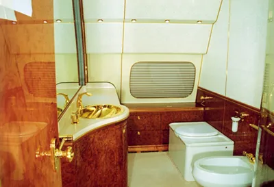 Yerevannews.am | Летевший из Казани в Москву пассажир разгромил туалет в  самолете