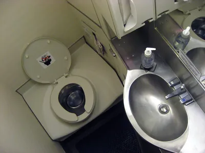 Туалет в самолете | Пикабу