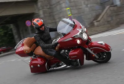 Фотк туристического мотоцикла с великолепным фоном