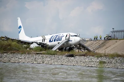 Опубликованы фото с попавшим в ЧП самолетом Utair в Сочи — РБК