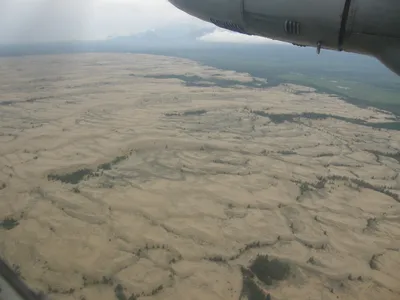 Вид из окна самолета на земле. Вид ландшафта с неба Редакционное Стоковое  Изображение - изображение насчитывающей гора, природа: 203098364