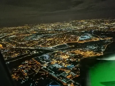 Ночной вид на большой город из окна самолета :: Стоковая фотография ::  Pixel-Shot Studio