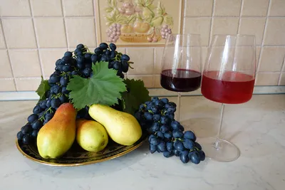Поможет от головной боли, мигрени и тромбов: почему надо есть виноград