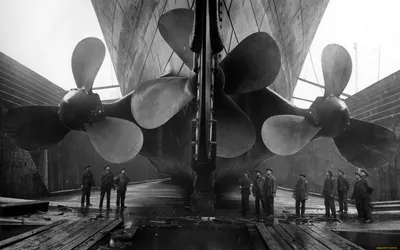 Огромный гребной винт с винтажного военного судна Редакционное Фотография -  изображение насчитывающей клиппирование, предмет: 156442387