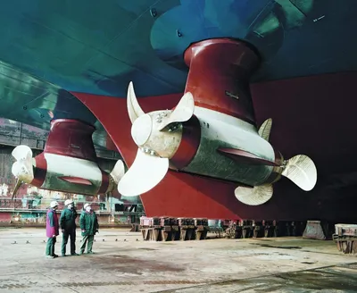 На Балтийском заводе извлекли из литейной формы гребной винт для танкера  проекта MR-50