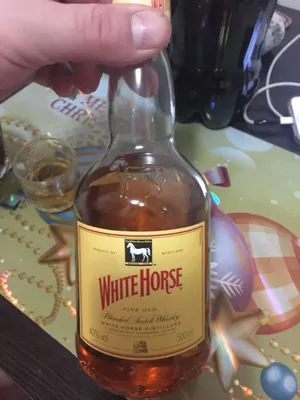 Виски \"White Horse\", 0.7 л — купить виски \"Уайт Хорс\", в подарочной  коробке, 700 мл – цена 1836 руб в Winestyle