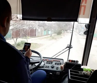 Водитель автобуса принимая билет или карточку от пассажира Стоковое Фото -  изображение насчитывающей езда, местно: 69353910