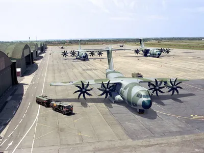 Боевые тяжелые самолёты на военном аэродроме, качественные обои с авиацией  для рабочего стола 1600x1200