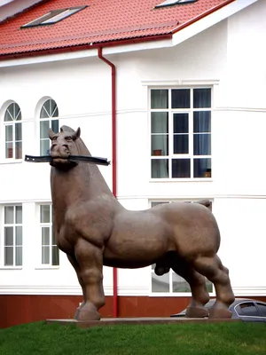 Памятник коню как символ отеля Яр в Воронеже