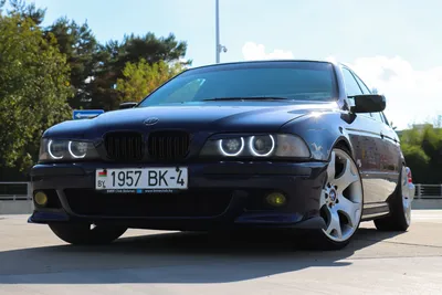 BMW M3 и Dodge challenger мчатся …» — создано в Шедевруме