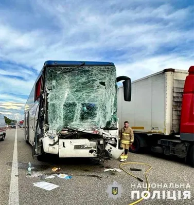 туристический автобус передвигается по пригородной трассе Стоковое Фото -  изображение насчитывающей вечер, воссоздание: 225290172