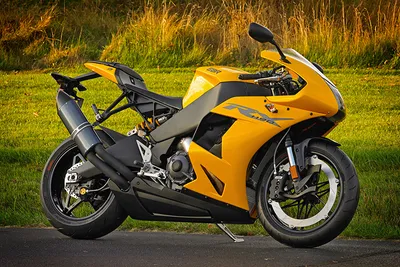 Желтый мотоцикл: Потрясающие снимки для фонового изображения