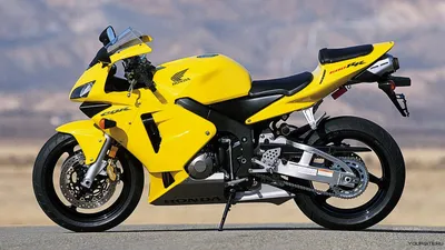 Желтый мотоцикл в ярком свете
