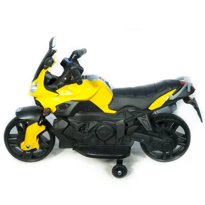 Фотография желтого мотоцикла с виндсерфингом на фоне