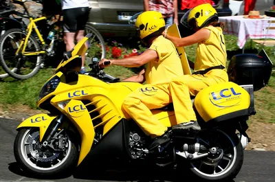 Желтый мотоцикл: сила и скорость на фотографии