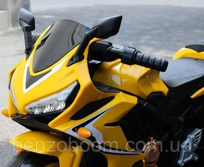 Красивый желтый мотоцикл на фото